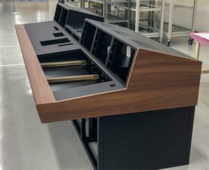 下部はパイプフレーム構造で、上部は木製メラミン、アール部はポストフォームで製作