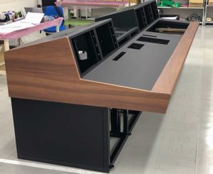 木と金属を使用した「ハイブリッド卓」