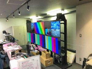 アルミサッシを使ったモニター棚