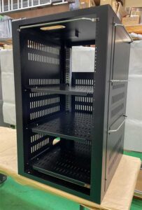 束線用のクランプバーを側板に設置