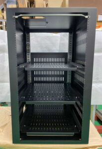 側板、天板に配線用の穴があいています