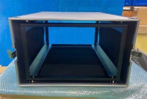 内部にはEIAラックマウント、ガイドレール等が取付可能（トランクケース）