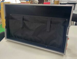 トランクケース蓋には、ちょっとした小物を収納できます